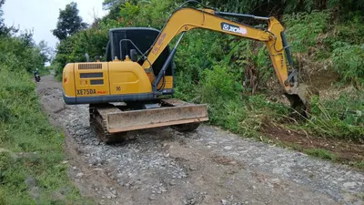 Kondisi jalan yang rusak sangat menghambat aktivitas, memperlambat perjalanan, hingga menimbulkan potensi kecelakaan.