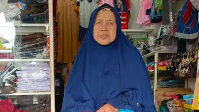 Popon Fauziah, pedagang pakaian di Cibuaya, Karawang, yang merupakan penerima bantuan pinjaman KUR BRI.