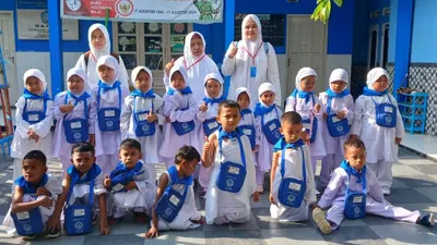 Popon Fauziah (pengajar di tengah atas) tak hanya berdagang. Ia juga seorang pendidik. Ia pun penerima bantuan permodalan KUR dari BRI.  