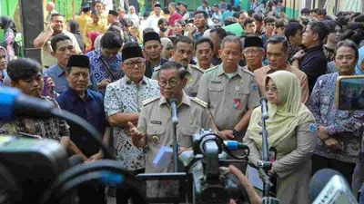 Gubernur Pramono serahkan bantuan pemutihan ijazah tahap III untuk 827 siswa.