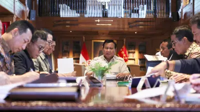 Prabowo memanggil sejumlah menteri untuk menghadiri pertemuan di ruang perpustakaan pribadinya guna membahas percepatan hilirisasi nasional.