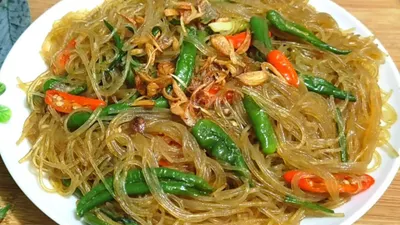 Oseng bihun cabe hijau.
