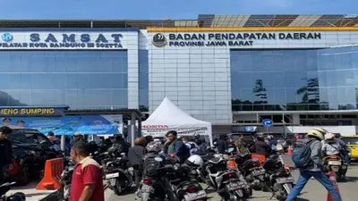 THR dari Gubernur Jawa Barat Dedi Mulyadi hadir dalam bentuk pembebasan tunggakan pajak kendaraan bermotor untuk warga Jawa Barat. 