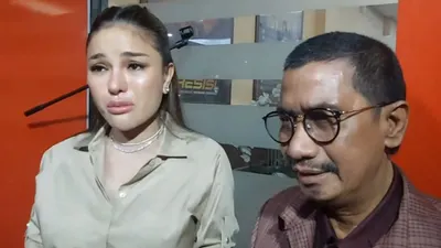Nikita Mirzani Didampingi Pengacaranya, Fahmi Bachmid
