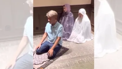 Ruben Onsu terekam menjadi imam salat untuk Desy Ratnasari dan putrinya, Nasyawa.
