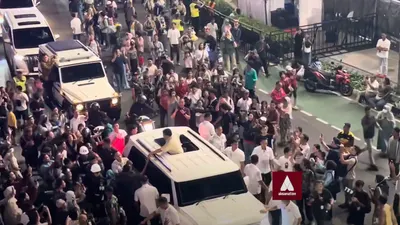 Saat menyapa warga Jakarta pun Prabowo yang saat itu menggunakan kemeja putihnya ini memilih untuk berdiri di atas mobilnya.