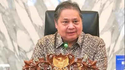 Menko Airlangga , Soal gaji ke-13 dan 14 dipastikan tetap cair di tahun 2025.