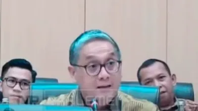 Illustrasi.  Akibat PHK massal yang terjadi di RRI (Radio Republik Indonesia) dan TVRI karena pemangkasan anggaran, pimpinan RRI mendapat teguran dari DPR (Dewan Perwakilan Rakyat).