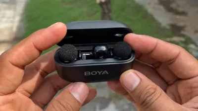 BOYA MINI Microphone Wireless merupakan mikrofon nirkabel mini populer karena ukurannya yang sangat kecil dan portable.