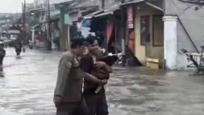 Banjir rob yang melanda Muara Angke, Jakarta Utara, belum menunjukkan tanda-tanda surut hingga saat ini.