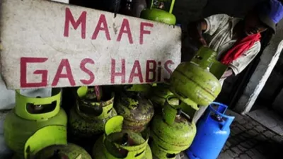 Akibat harga gas LPG 3 kg yang mahal dan stok langka, warga di beberapa daerah berinovasi agar kompor mereka tetap menyala.