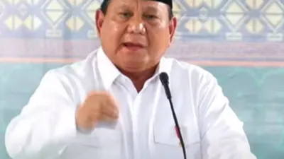 Prabowo mengakui ada pihak dalam birokrasi yang melawannya terkait upaya penghematan ini, mereka yang merasa kebal hukum dan bertindak seperti &quot;raja kecil&quot;.