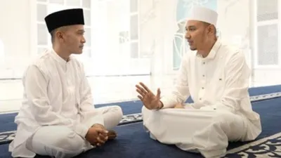 Ruben Onsu, presenter dan entertainer terkenal Indonesia, baru-baru ini mengumumkan keputusannya untuk memeluk agama Islam.