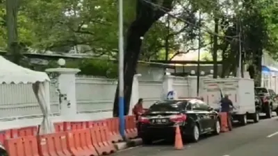 Sejak kabar Hasto ditetapkan sebagai tersangka oleh KPK, rumah Megawati terlihat dijaga ketat oleh petugas bersenjata.