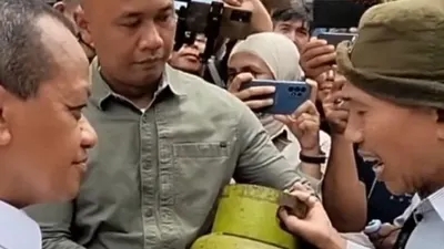 Kebijakan terbaru mengenai penjualan LPG 3 kg yang dikeluarkan Menteri ESDM Bahlil Lahadalia telah menuai kritik tajam dari berbagai pihak.