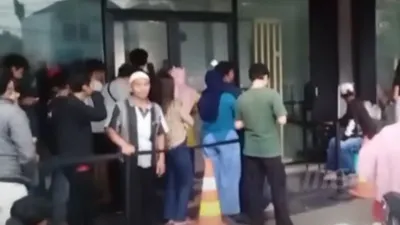 Aplikasi World App/Worldcoin yang viral karena menawarkan uang tunai bagi warga yang bersedia memindai retina matanya memicu pro dan kontra.