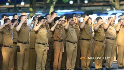 Efisiensi anggaran yang dicanangkan Presiden Prabowo Subianto berimbas pada rencana pengurangan tenaga honorer.