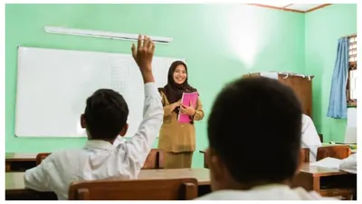 Pemerintah memberikan tambahan tunjangan sertifikasi guru sebesar 100 persen dalam THR serta gaji ke-13.