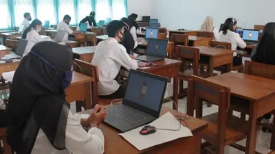 Pastikan dokumen-dokumen persyaratan seperti KTP, ijazah, dan lainnya siap untuk dibawa saat mengikuti seleksi kompetensi.