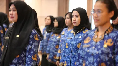 Peraturan Menpan-RB Nomor 4 Tahun 2025 yang mengizinkan seluruh Aparatur Sipil Negara untuk menjalankan tugas kedinasan secara fleksibel, termasuk bekerja dari lokasi manapun sesuai kebutuhan.