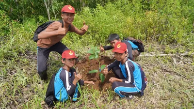 Penanaman ini diharapkan mampu mendukung kelestarian lingkungan serta memberikan manfaat jangka panjang bagi masyarakat sekitar.