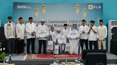 Sejumlah paket santunan diberikan kepada kaum dhuafa, anak yatim, guru ngaji dan juga marbot masjid.