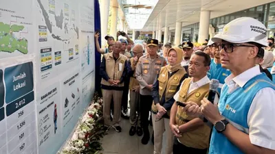 Menteri Energi dan Sumber Daya Mineral (ESDM) Bahlil Lahadalia melakukan inspeksi ke Stasiun Pengisian kendaraan listrik umum (SPKLU) yang ada di Pelabuhan Merak
