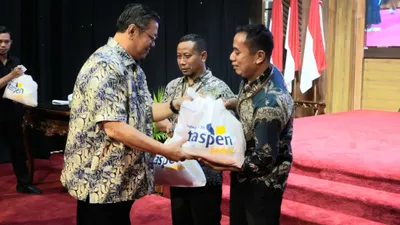 TASPEN (Persero) menyalurkan 7.300 paket sembako gratis di lingkungan kementerian/lembaga dan kantor cabang TASPEN di seluruh Indonesia.
