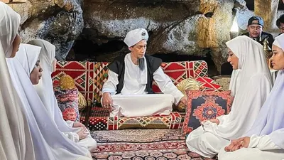 Selain karena bertolak belakang dengan ajaran agama, sepak terjang Walid sebagai pemimpin sekte Jihad Ummah juga menuai kecaman.