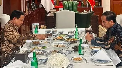 Buntut kunjungan sejumlah menteri Kabinet Indonesia Bersatu ke kediaman Joko Widodo menjadi embrio lahirnya istilah matahari kembar.