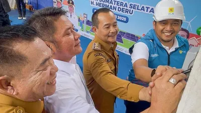 Herman Deru resmi melakukan Penyalaan Sambungan Listrik PT. PLN Persero untuk 5 Desa di Kecamatan Keluang Muba