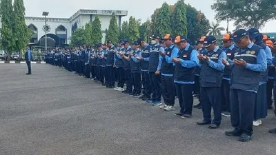 Kementerian Agama (Kemenag) berangkatkan 323 petugas haji untuk daerah kerja (Daker) Madinah dan Bandara serta 66 tenaga kesehatan.