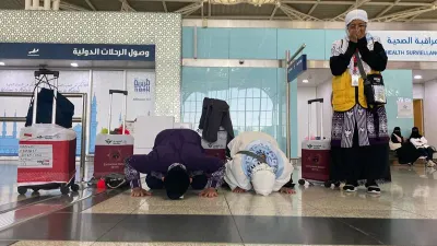 Rasa bahagia dan penuh syukur ditunjukkan ratusan jemaah haji asal Pekanbaru, Riau dengan nomor penerbangan BTH 3 saat tiba di Bandara.