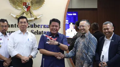 Status bandara Internasional ini pun disambut Gubernur Sumatera Selatan (Sumsel) H. Herman Deru dengan baik, ia pun mendorong agar maskapai penerbangan membuka rute penerbangan di SMB II Palembang. 