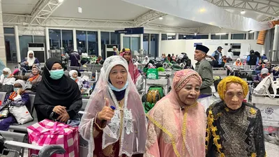 Ratusan jemaah haji Kloter UPG 1 Makassar, terlihat sibuk membongkar isi koper kabin pada dini hari Rabu (11/6/2025)
