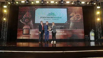 Marketing Manager Podomoro Park Bandung, Tomas Tandy (tengah) menerima penghargaan &ldquo;The Best Resort-Style Development in Bandung&rdquo; untuk Podomoro Park Bandung dalam acara Indonesia Property &amp; Bank Award XIX 2025 di Jakarta, Rabu&nbsp;(25/6/2025).