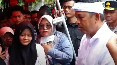 Anak korban ledakan amunisi kedaluwarsa di Garut menegaskan ayahnya bukan pemulung, tapi pekerja yang membantu TNI saat proses pemusnahan.