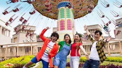 Dancing Water Fountain atau Air Mancur Menari, merupakan atraksi air mancur yang dihiasi dengan berbagai efek warna cahaya.