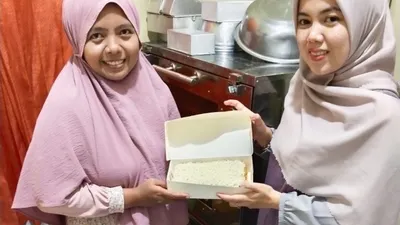 Rika (kiri) pemilik Athiya Cake bersama petugas Sertifikasi Halal.