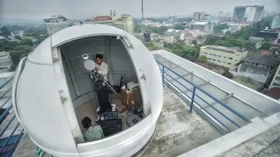 Petugas dari Fakultas Syariah Unisba bersama BMKG memantau hilal di Observatorium Albiruni Unisba