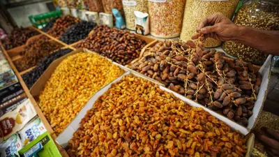 Penjual kurma di Pasar Baru, Jalan Otto Iskandar Dinata, Kota Bandung, Senin 10 Maret 2025. 