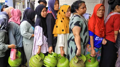 Warga antre membeli gas LPG 3 kg bersubsidi di salah satu pangkalan di Jalan Terusan Suryani, Kota Bandung, 3 Februari 2025.