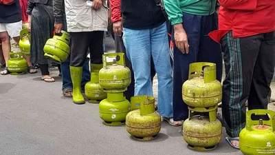 Warga mengantre untuk membeli gas elpiji 3 kilogram di Kota Cimahi, Selasa 4 Februari 2025.
