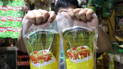 Pada ada awal Maret 2025, viral sebuah video beredar di TikTok yang memperlihatkan satu kemasan Minyakita ukuran 1 liter yang hanya berisi 750 ml.