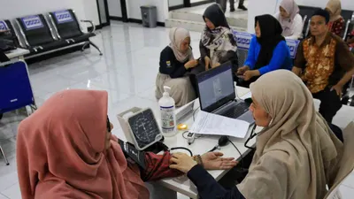 Pemeriksan kesehatan kepada warga dalam program Pemeriksaan Kesehatan Gratis (PKG) di Puskesmas Pembantu (Pustu) Sukahaji. 