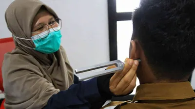 Pemeriksan kesehatan kepada warga dalam program Pemeriksaan Kesehatan Gratis (PKG) di Puskesmas Pembantu (Pustu) Sukahaji. 
