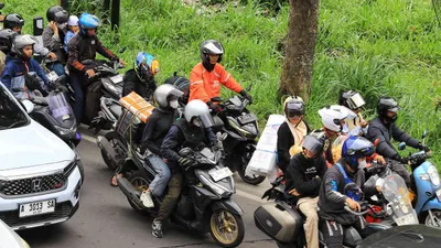 Pengendara melintasi jalur Nagreg, Kabupaten Bandung, Sabtu 29 Maret 2025. 