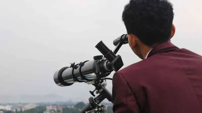 Pengamat dari Observatorium Albiruni Universitas Islam Bandung (Unisba) melakukan pemantauan Hilal Ramadan di Jalan Tamansari, Kota Bandung, Jumat 28 Februari 2025. 