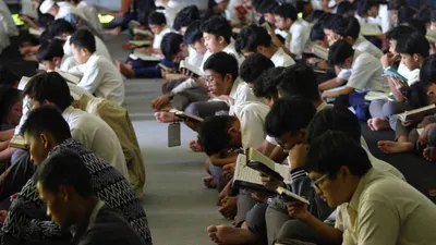 Sejumlah siswa Al Irsyad Satya Islamic School mengikuti tadarus Al-Quran di Masjid Al-Irsyad.