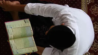 Pada malam ini, al-Qur&rsquo;an pertama kali diturunkan kepada Nabi Muhammad SAW, sehingga menjadikannya sebagai malam penuh kemuliaan.